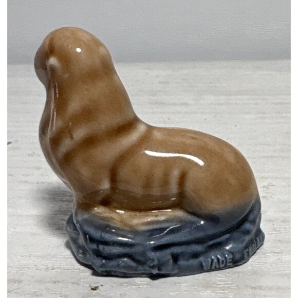 Wade Whimsies England Brown Seal Sea Lion Figurine On Blue Base Red Rose Tea 1.2 - Picture 2 of 4